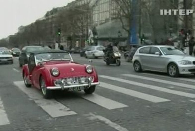 По Парижу ездили раритетные автомобили