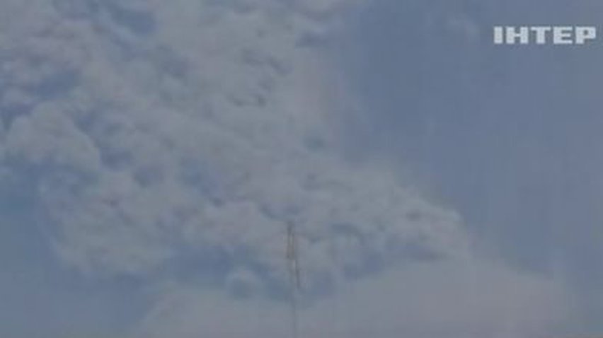 Жители острова Суматра спасаются от вулкана