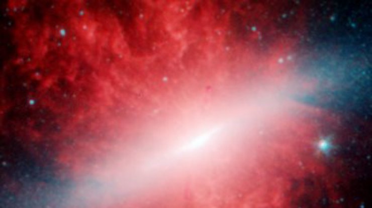 Телескоп "Спитцер" помог открыть пылающую галактику