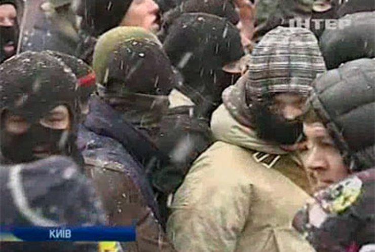 Противники Майдана попытались разобрать баррикады