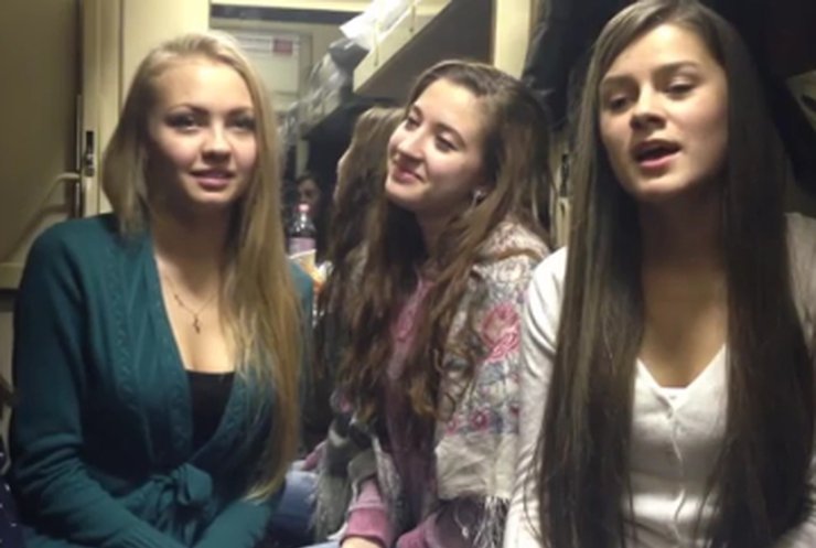 Выпускницы колледжа искусств удивили пассажиров поезда Москва-Санкт-Петербург
