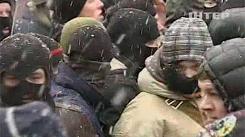 Противники Майдана попытались разобрать баррикады