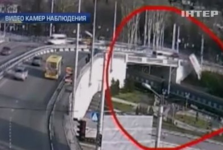 В Севастополе с моста слетела фура