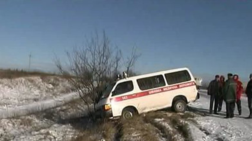 На Хмельнитчине из-за снега слетела в кювет машина скорой помощи
