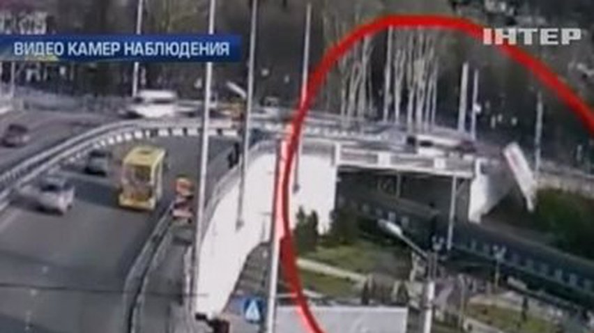 В Севастополе с моста слетела фура