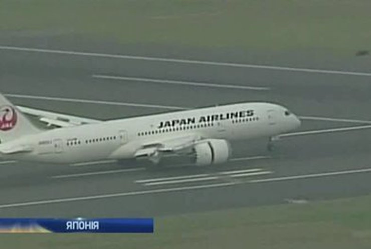 В Японии "Боинг-787" совершил аварийную посадку