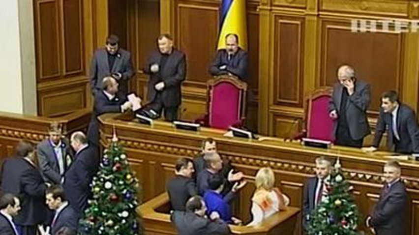 "Свободовцы" в Раде блокировали трибуну и освистали Пилипишина