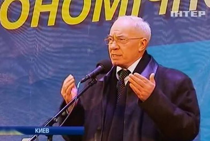Азаров выступил перед митингующими в Мариинском парке