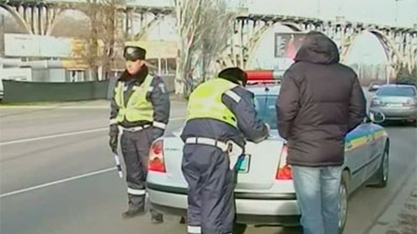 На Днепропетровщине ГАИ наказала водителей, не уступающих дорогу "скорой помощи"