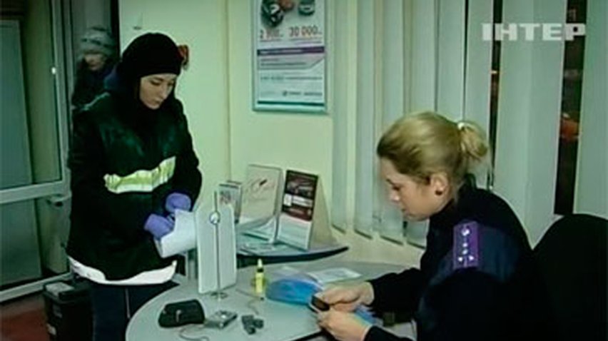 В Донецке двое вооруженных мужчин пытались ограбить отделение банка