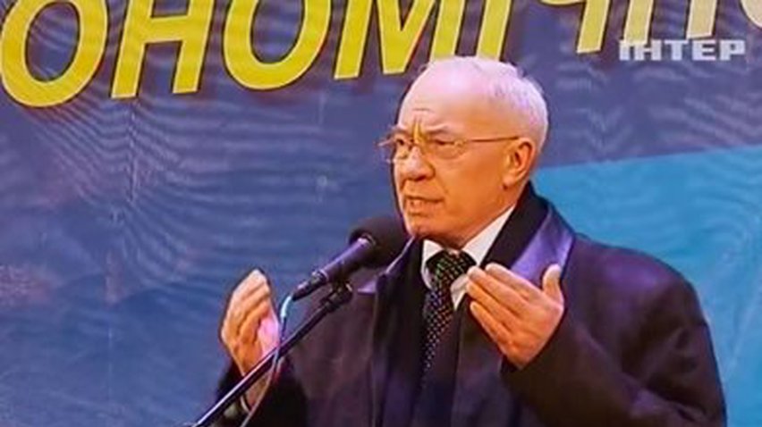 Азаров выступил перед митингующими в Мариинском парке