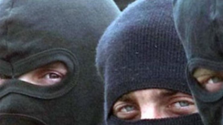 Неизвестные забросали петардами Львовскую облпрокуратуру