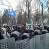 На Грушевского начались стычки: В правоохранителей летят петарды