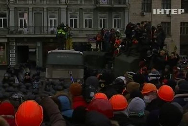 Массовые беспорядки: В Киеве штурмуют правительственный квартал