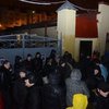 100 человек блокируют выезды одной из воинских частей внутренних войск во Львове