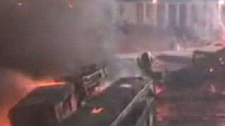 Митингующие сожгли в центре Киева шесть транспортных средств, - МВД
