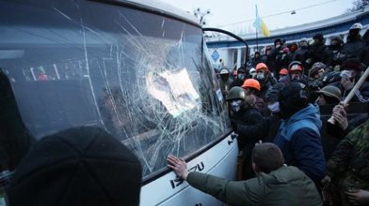 В столкновениях в Киеве пострадали 30 служащих внутренних войск