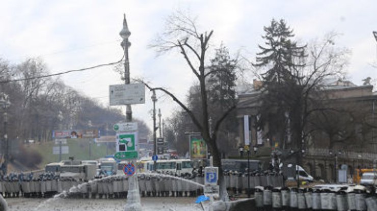 На Грушевского строят катапульту для метания брусчатки