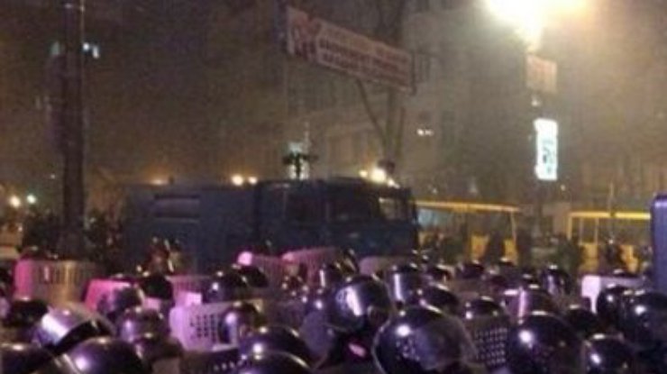 Протестующие на Грушевского впритык подошли к оцеплению "Беркута"