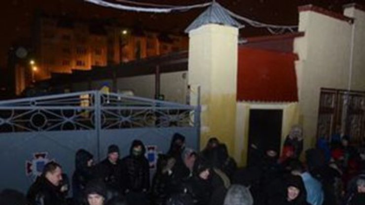 100 человек блокируют выезды одной из воинских частей внутренних войск во Львове