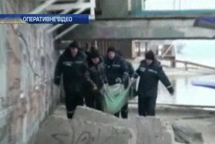 На запорожском пляже пенсионер потерял сознание и упал в воду