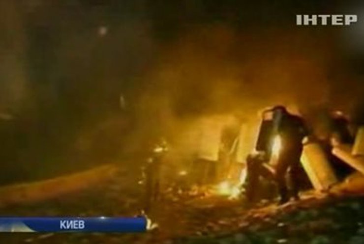 Канал Euronews показал, как на "Беркут" cбросили емкость с зажигательной смесью