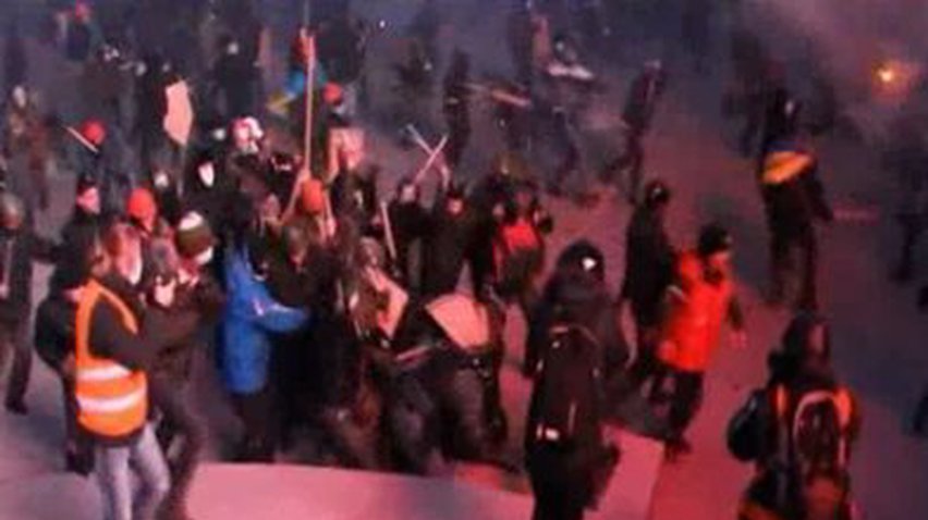 Группа протестующих избила работников "Беркута"