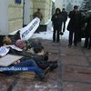 Лежачий протест на Хмельнитчине: Люди болеют из-за выбросов местного завода