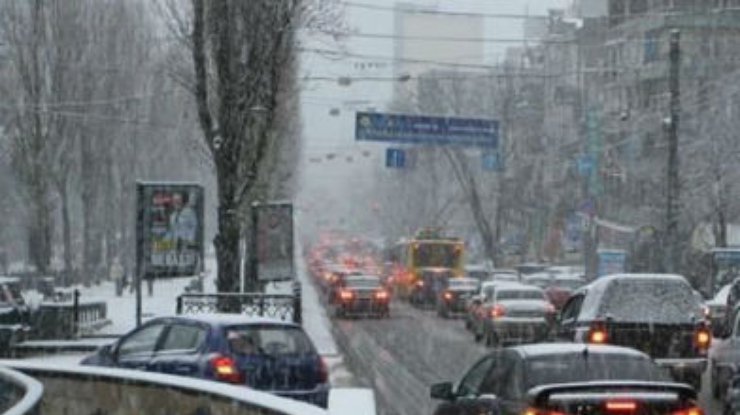 ГАИ просит водителей не ездить в центр Киева из-за снега и гололедицы
