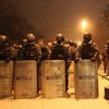 На Грушевского в рядах правоохранителей прошла пересменка, активисты отреагировали зажигательной смесью