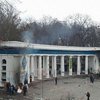 С колоннады на Грушевского упало двое активистов, жив лишь один, - СМИ