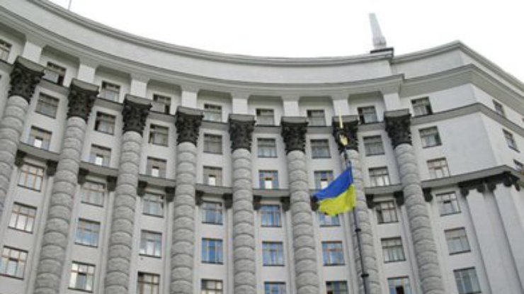 Под Кабмин привезли бронированную боевую машину