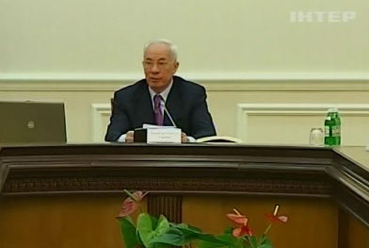 Азаров призвал милицию расследовать смертельные случаи на Грушевского