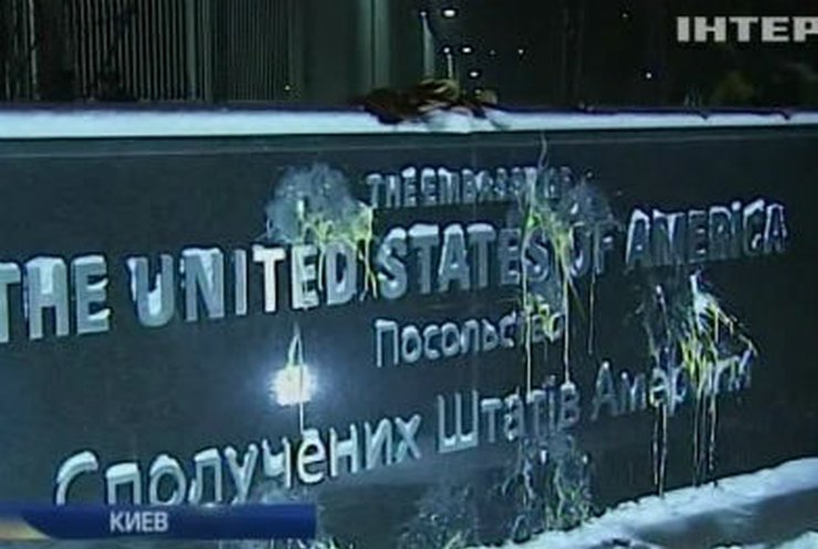 В Киеве пикетировали посольство США и передали Нуланд печенье
