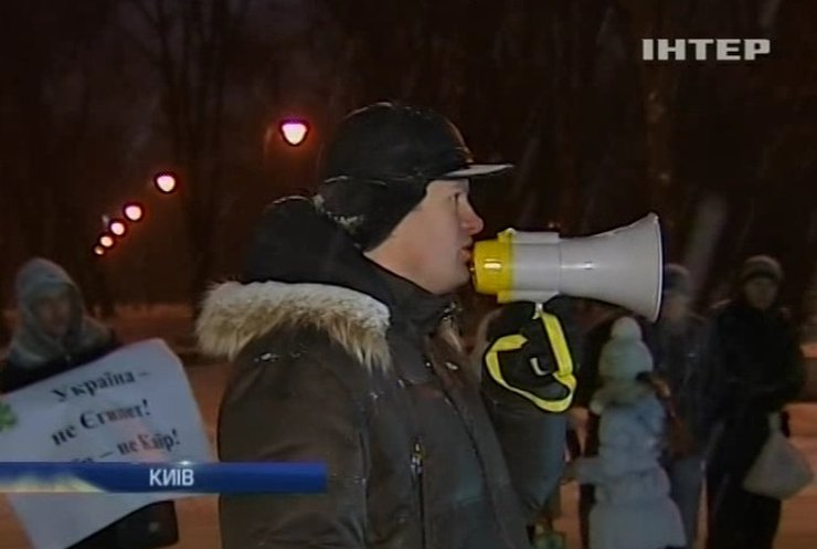В Киеве сотни протестующих пикетировали посольство США