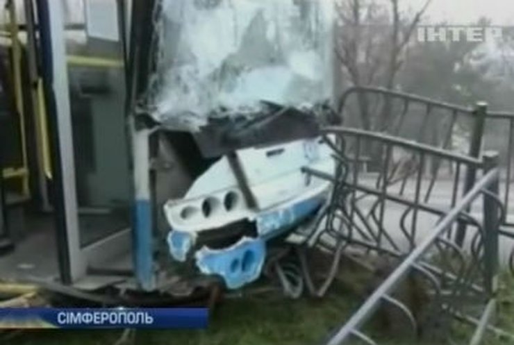 Симферопольский троллейбус снес забор и электроопору