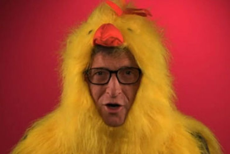 Гейтс разрекламировал свой сайт в костюме цыпленка