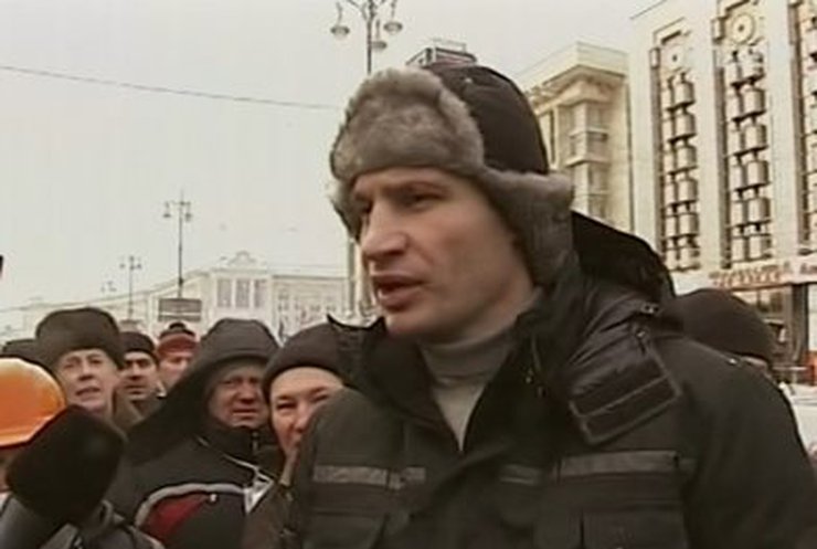 Силовики и протестующие договорились о "часе тишины"