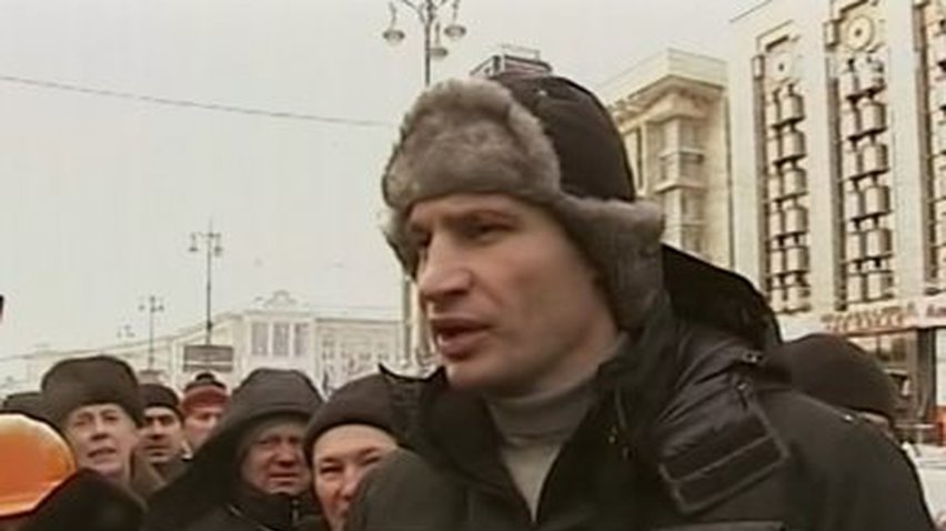 Силовики и протестующие договорились о "часе тишины"