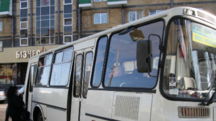 В Кременчуге активисты не дали выехать в Полтаву автобусу с милицией