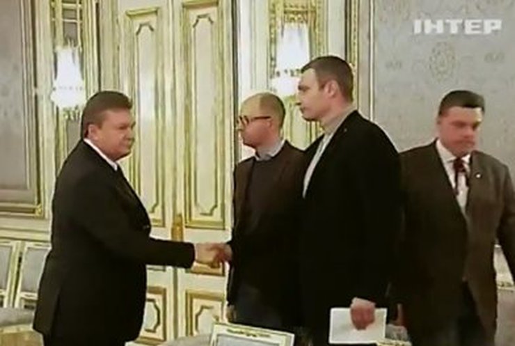 Переговоры по кризису: Янукович предложил Яценюку и Кличко посты в правительстве