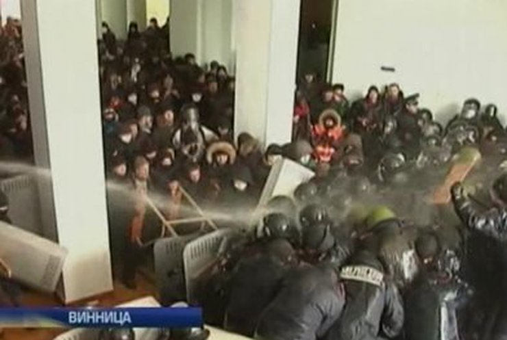 Митингующие захватили ОГА еще в трех областях Украины