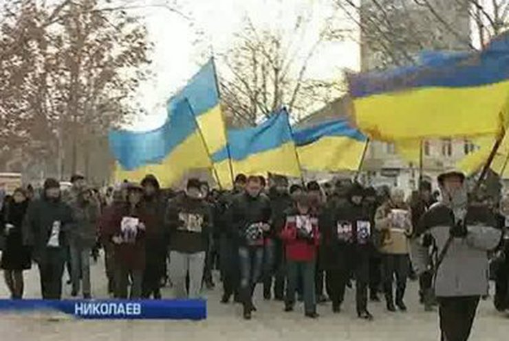 В Николаеве и Ужгороде одновременно прошли акции сторонников Майдана и ПР
