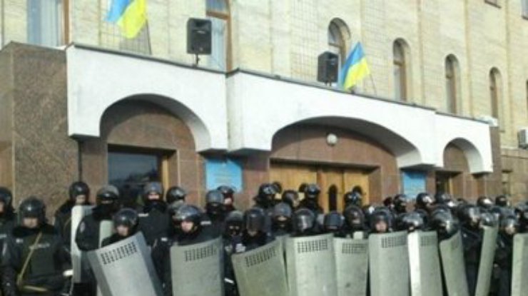 Милиция, опасаясь штурма, заблокировала вход в здание ОГА в Кировограде