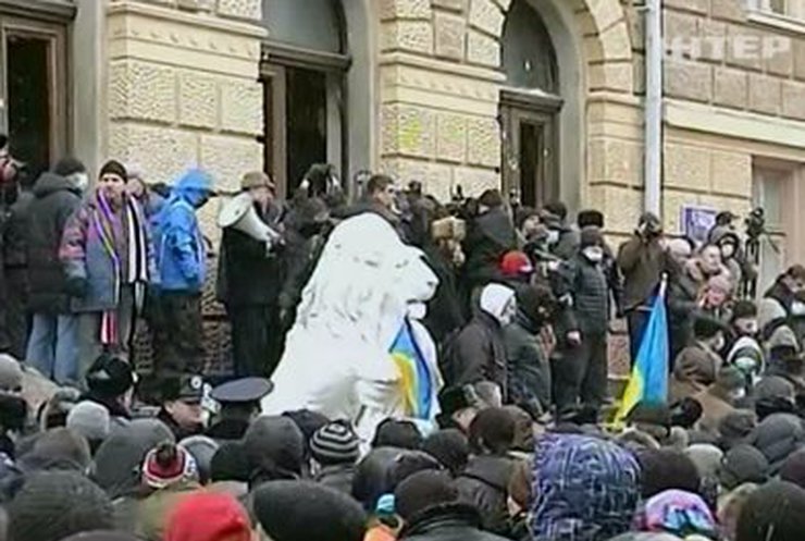 Активисты штурмуют и занимают админздания