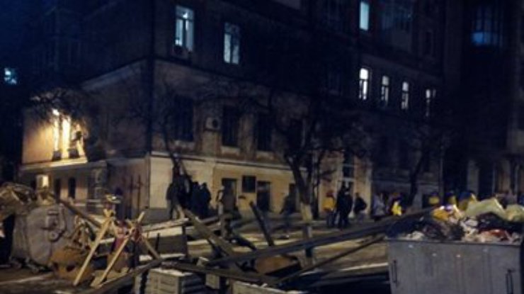 Протестующие возвели баррикаду на улице Заньковецкой в Киеве