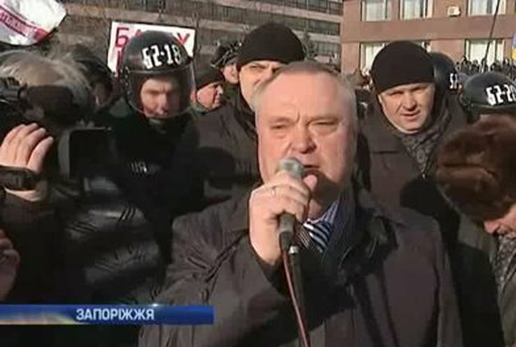 Протестующие штурмовали обладминистрацию в Запорожье