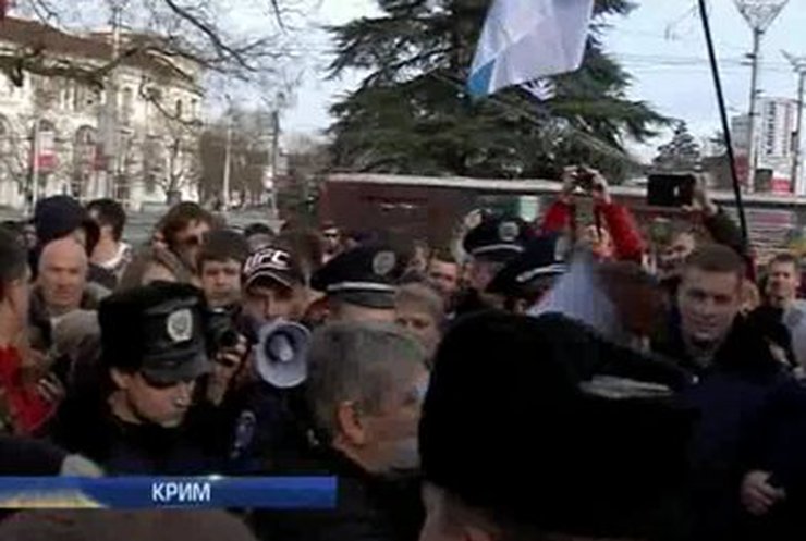 В Севастополе "Беркут" защитил протестующих от гнева горожан