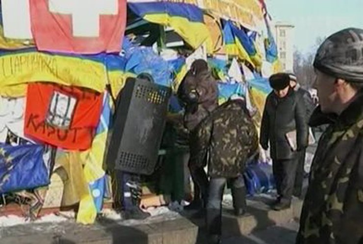 В елке на Майдане Независимости повесился 55-летний волынянин