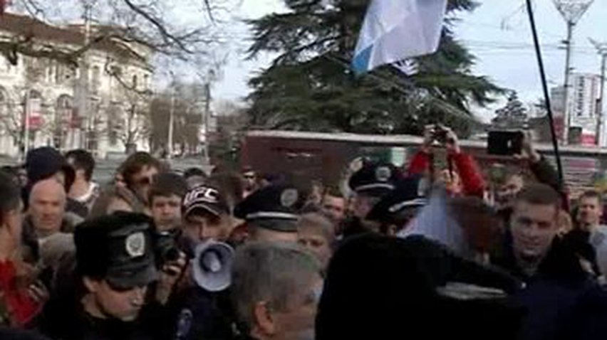 В Севастополе "Беркут" защитил протестующих от гнева горожан